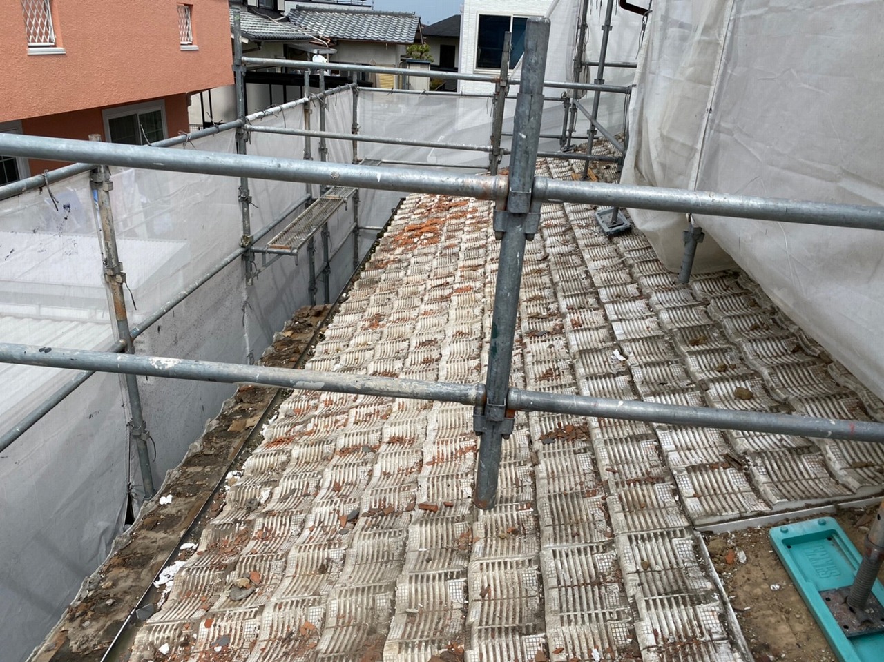 奈良市中山町の瓦屋根、下屋根の瓦撤去